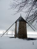 Moulin à vent de Pointe-du-Moulin. Vue d'angle de la façade latérale gauche et la façade arrière