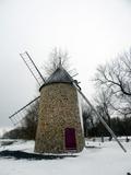 Moulin à vent de Pointe-du-Moulin. Vue d'angle de la façade arrière et de la façade latérale droite