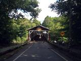 Pont de Powerscourt. Vue frontale de la façade à partir de la rive ouest de la rivière Châteauguay