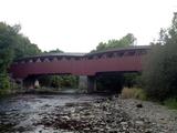 Pont de Powerscourt. Vue latérale du pont à partir de la rive ouest de la rivière Châteauguay