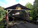 Pont de Powerscourt. Vue d'angle rapprochée de la façade à partir de la rive ouest de la rivière Châteauguay