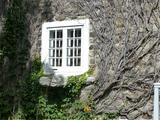 Maison Saint-Gabriel. Fenêtre avec pierre d'évier
