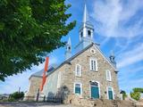 Église de Saint-Elzéar. Vue d'angle des façades avant et gauche.