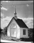 Vieille chapelle à Sainte-Famille, île d'Orléans, 1944, H. Paul, Fonds Ministère de la Culture, des Communications et de la Condition féminine, E6,S7,SS1,P23554, (Tiré de www.banq.qc.ca)