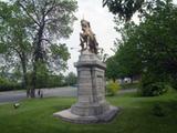 Socle de la Statue-Équestre-de-Saint-Georges. Vue latérale