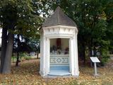 Chapelle-reposoir de Saint-Jacques-le-Mineur. Vue éloignée de l'intérieur