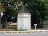 Chapelle-reposoir de Saint-Jacques-le-Mineur. Vue de l'autre côté de la rue devant le bâtiment