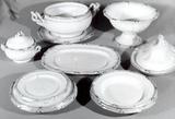 Biens meubles de la maison Henry-Stuart. Service de vaisselle en porcelaine fine blanche avec bordure dorée, début du XXe siècle