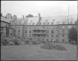 Vieille partie de l'Hôtel-Dieu de Québec, 1944, Neuville Bazin, Fonds Ministère de la Culture, des Communications et de la Condition féminine, E6,S7,SS1,P20945, (Tiré de www.banq.qc.ca)