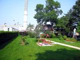 Site patrimonial du Monastère-des-Augustines-de-l'Hôtel-Dieu-de-Québec. Jardin et maison canadienne du 300e. Vue d'ensemble