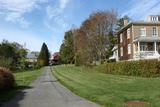 Site patrimonial de Charlesbourg. Vue vers une ruelle privée du Trait-Carré Ouest