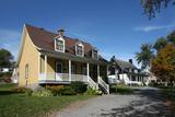 Site patrimonial de Charlesbourg. Vue vers les maisons sises au 8060-8062, Trait-Carré Est et 8080-8082, Trait-Carré Est