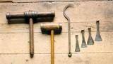 Meubles et outils de la chalouperie Godbout. Les outils de base du calfat: le maillet, le bec de corbin, les repoussoirs ou fers à calfater