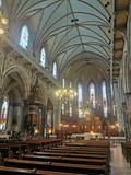 Église de Saint-Pierre-Apôtre. Vue intérieure vers le choeur