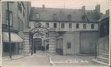 Quartier Vieux-Québec - Côte de la Fabrique - Séminaire de Québec - Entrée principale, 1915, L. Roussel, Collection initiale, P600,S6,D1,P889, (Tiré de www.banq.qc.ca)