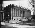 Édifice Ernest-Cormier. Vue de la façade principale du Nouveau palais de justice depuis la rue Notre-Dame à Montréal, vers 1920.