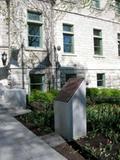 Plaque de l'hôtel de ville de Québec. Vue d'ensemble