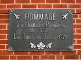 Plaque des Filles de Jésus. Vue avant