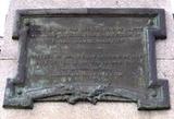 Plaque du monument aux braves. Vue avant