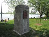 Plaque de Jacques Marquette. Vue d'ensemble