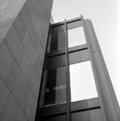 Palais de justice de Montréal. Vue de détail de la jonction du mur rideau et du parement de granite, vers 1971.