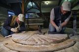 Meunerie artisanale. Daniel St-Pierre et Martin Trudel piquant les meules au Moulin Légaré. Photo : Michael Gravel.