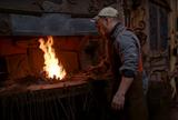 Ferronnerie d'art. Michel Paradis près du feu de forge.