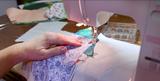 Pointes folles. Lorraine Rinfret assemble des retailles de tissus en « pointes folles » avec une machine à coudre.