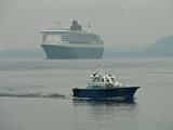 Arrivée du Queen Mary II à Québec, le 2 octobre 2006.
Le bateau-pilote revient après être allé lui mener un pilote lamaneur au large de Sainte-Pétronille, Île d'Orléans. Ce dernier dirigera l'accostage au port de Québec.