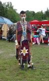 Jeune danseur portant l'habit du danseur traditionnel