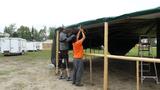 Installation de la tente des groupes de tambours