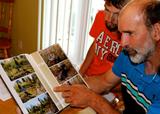 Nelson Pilote et son fils présentent leurs photos de chasse.