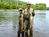 Pêche au saumon dans La Matapédia. Régis Landry et son fils William.