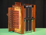 Fabrication artisanale d'accordéons à Montmagny. Accordéon fabriqué à Montmagny par Marcel Messervier.