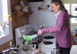 Sonia Lanoë, herboriste, fait une décoction pour la préparation d'un sirop