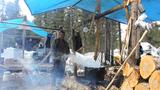 Jean-Paul Échaquan bouille la sève d'érable sous la tente dans la communauté Atikamekw de Manawan.