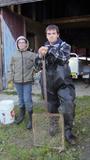 Les deux fils de Robert Mailloux, Gabriel et Alexis, avec le vasigot de leur grand-père, Isle-aux-Coudres - septembre 2017