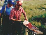 Ernest et Gérard préparent l'esturgeon / Berthier-sur-Mer - vers 1980