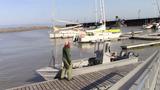 Retour de pêche. Donald Lachance et son fils Jacob accostent au quai de Saint-Jean-Port-Joli