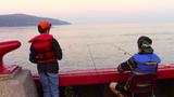 Jeunes pêcheurs d'éperlans sur le quai de Saint-Joseph-de-la-Rive, Charlevoix