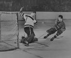 Richard, Maurice. Maurice « The Rocket » Richard marquant son 500e but, le premier dans la LNH à le faire.