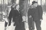 Cyrille Vaillancourt (à l'extrème droite) lors de la visite d'une cabane à sucre - avril 1957