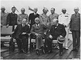 Mackenzie King, Roosevelt et Churchill à l'avant
General Arnold, Air Chief Marshal Portal, General Brooke, Admiral King, Field Marshal Dill, General Marshall, Admiral Pound, and Admiral Leahy à l'arrière.