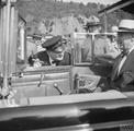 Deuxième conférence de Québec. Churchill se penchant vers la voiture du président Roosevelt pour l'accueillir à son arrivée à la conférence de Québec au Canada, le 11 Septembre 1944.