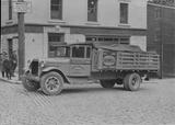 Camion de livraison de la bière Boswell devant la maison Fraser. photo de William B. Edwards, 1931.