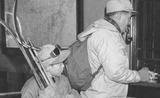 d'Allmen, Paul. Paul d'Allmen et son fils Fred au comptoir Canadien Pacifiques, 1930