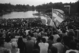 Première interprétation publique de la chanson « Gens du pays ». La foule présente au lac aux castors, sur le mont Royal.