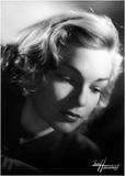 Simone Signoret, photographiée par le studio Harcourt, 1947