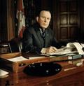 Le très honorable Lester B. Pearson assis à son bureau